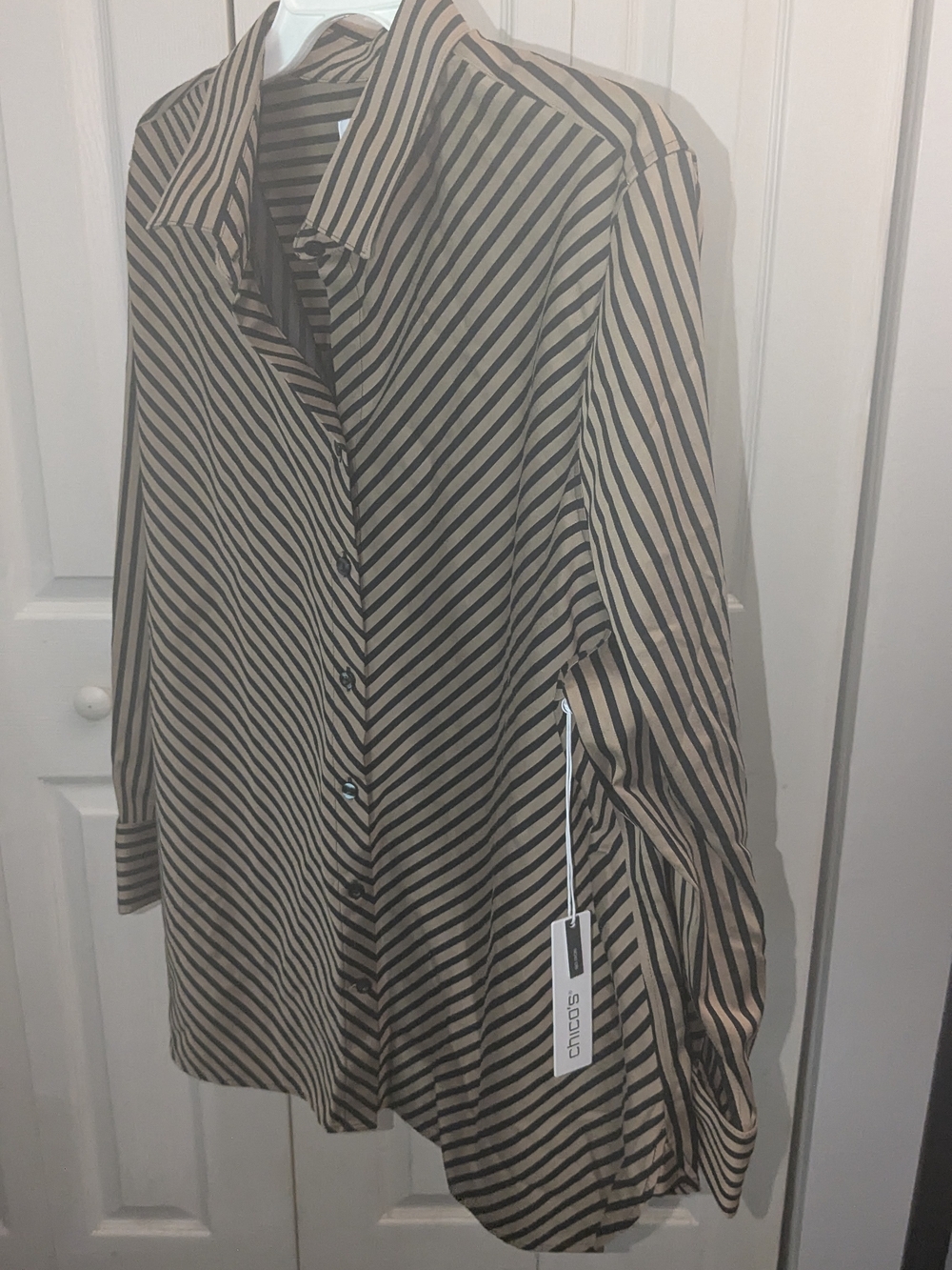 (NWT) Chico's No-Iron Stretch Shirt in Beige and Black